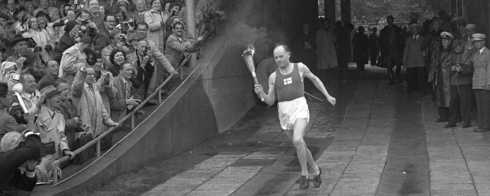 Nurmi wnosi ogień olimpijski na stadion Helsinkach. Inauguracja Igrzysk olimpiskich 1952 r.